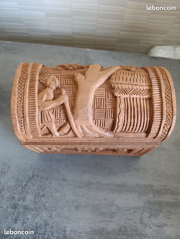 Boîte en bois sculpté à la main (image 2)