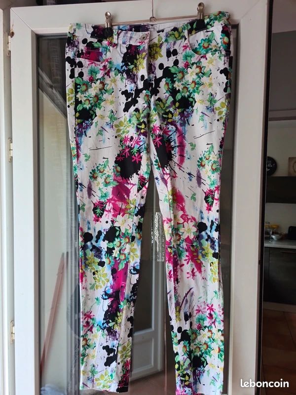 Pantalon graphique motifs fleurs taille 38 fond blanc (image 1)