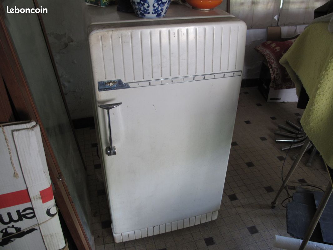 Réfrigérateur Frigidaire 1960 Vintage - Décapé Et Patiné, Couleur Canon De Fusil, France