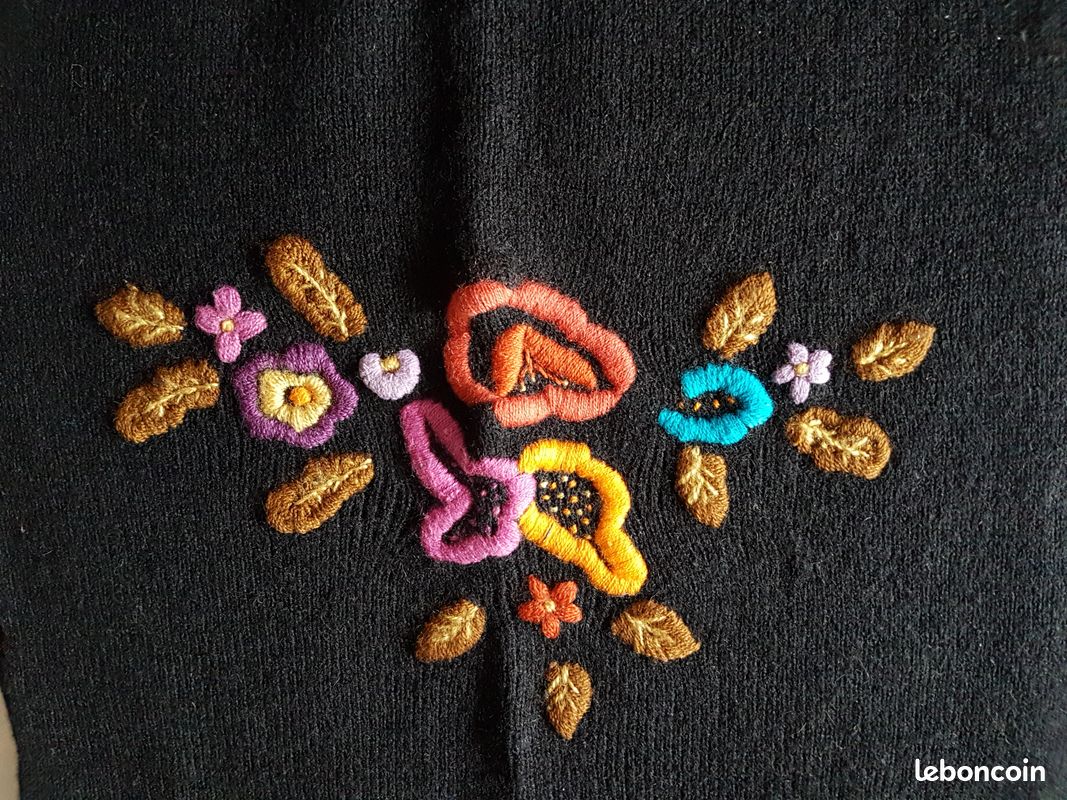 Echarpe noire PRINTEMPS avec broderie (image 2)
