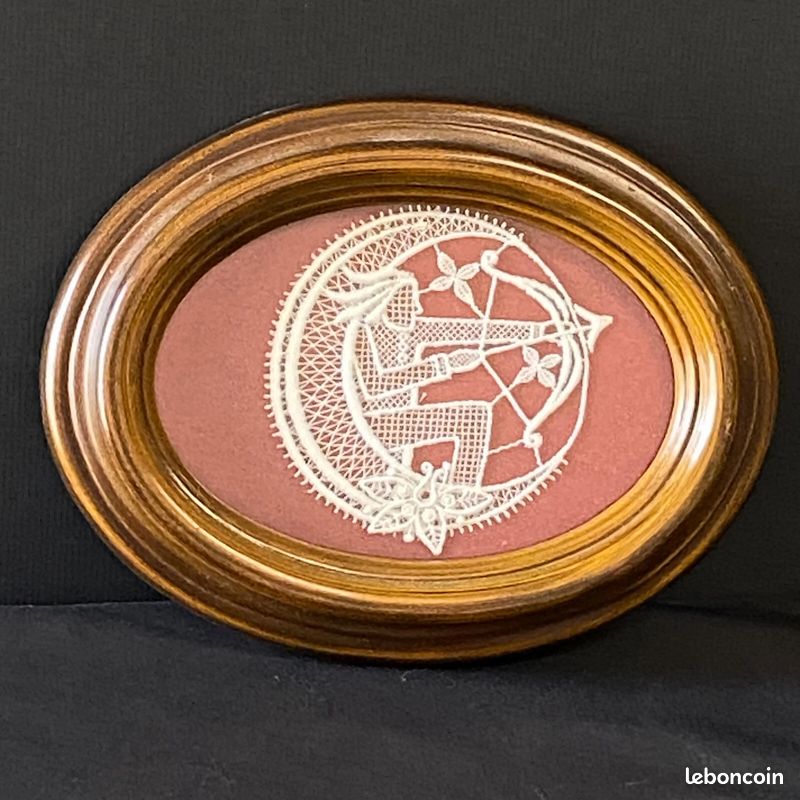 Dentelle Fuseaux Bruges Motif Personnage et Lune - Sous Verre Médaillon - Ancien (image 1)