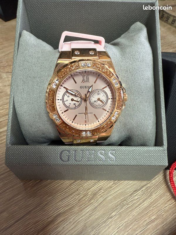Montre Femme GUESS élégante - Cadran Blanc, Bracelet Cuir Rose Gold, Mouvement Quartz