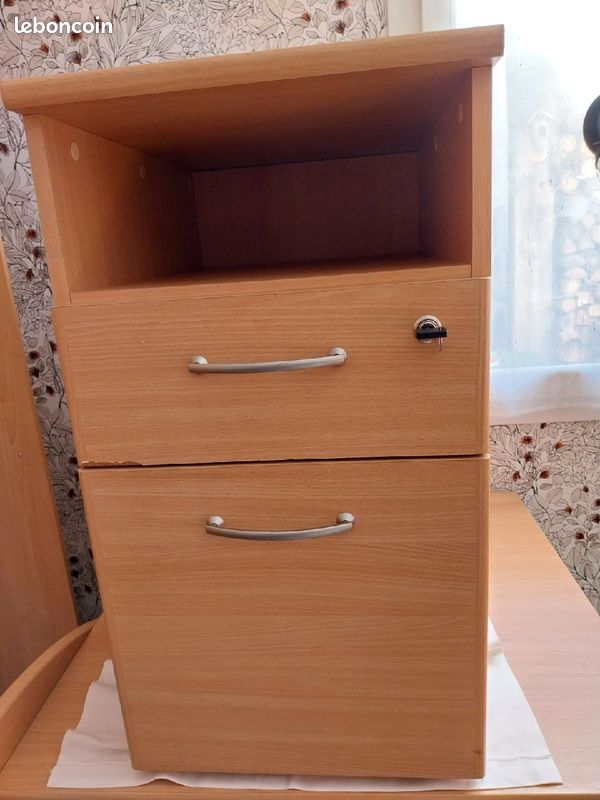 Bureau (image 1)