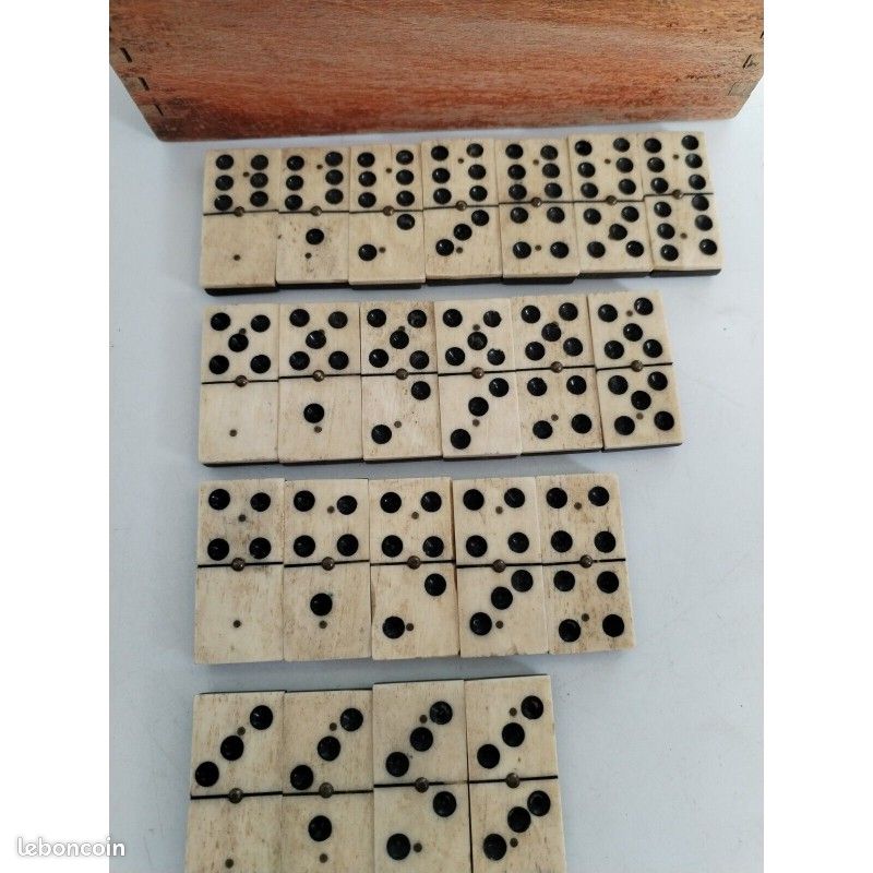 ANCIEN JEU DE dominos complet en os, clous et bois noirci EUR 33,00