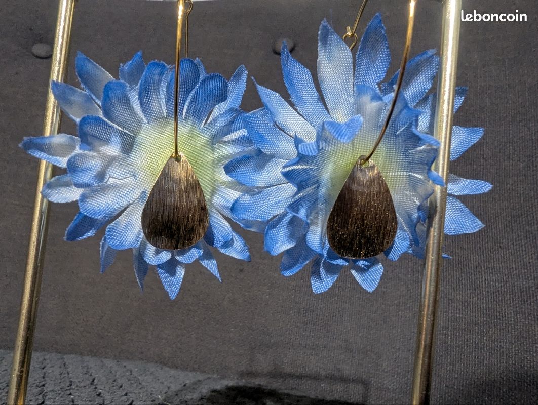 Boucles D'oreilles Créoles Pendantes, Plaqué Or, Cristal Bleu Et Fleur En Résine