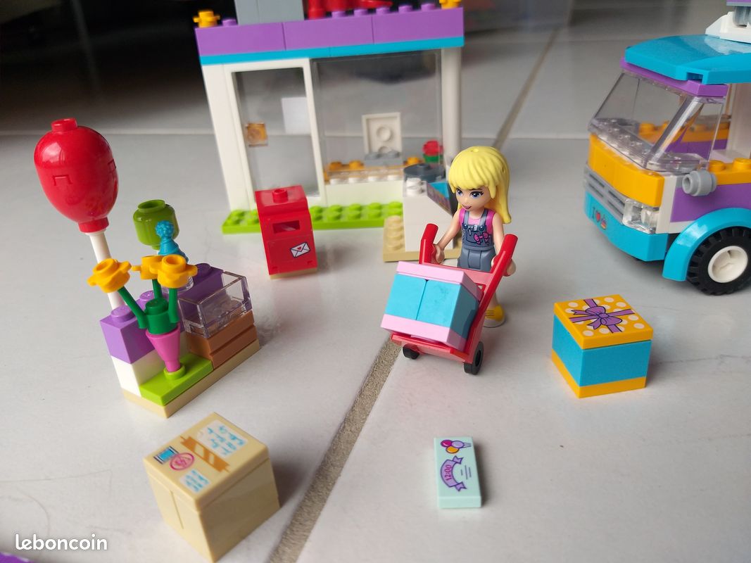 Lego friends 41310 La livraison de cadeaux d'Heartlake City Jeux