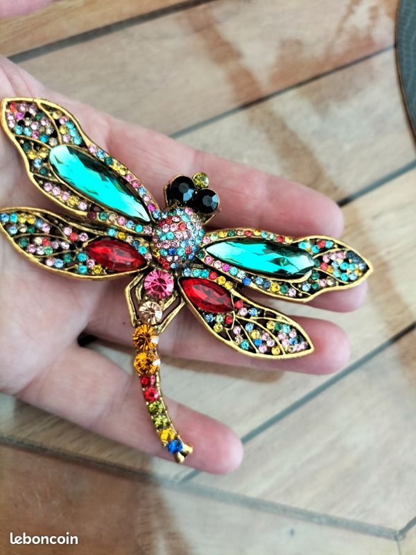 Broche Libellule En Métal Doré - Ornée De Pierres Et Strass Multicolores - Neuf Sans Emballage