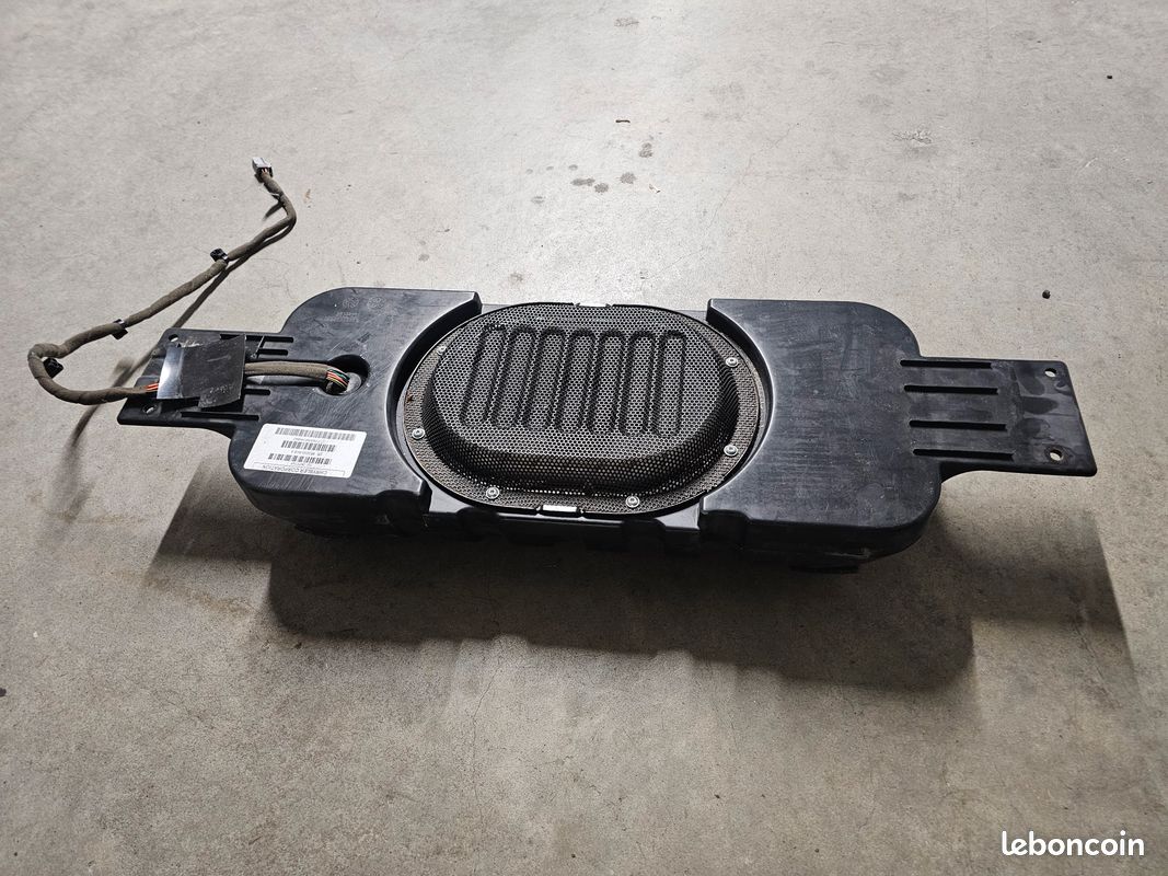 Sub woofer Jeep Wrangler JKU (image 1)
