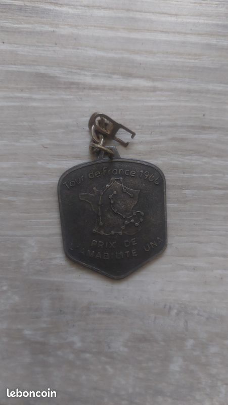 Porte-clés Ancien Tour De France 1966 – Prix De L'amabilité Una-Vins Étrier