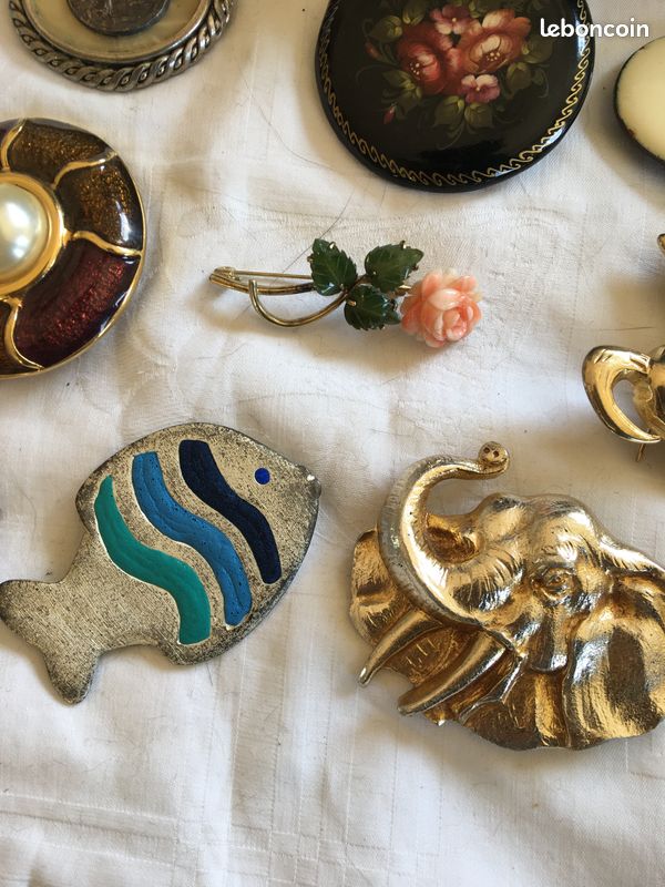 Broche Bijou Vintage Années 80 - Motif Fleur En Relief Rond - Couleur Or - Référence 2658 - Occasion état Impeccable