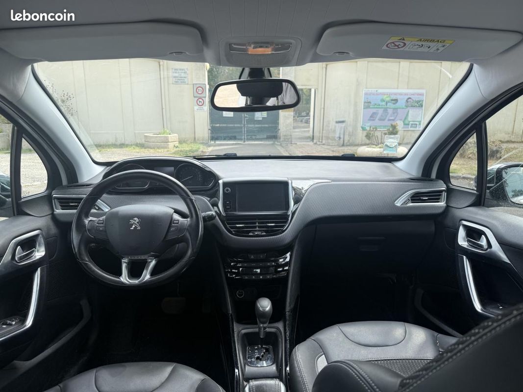 PEUGEOT 2008 1.2i 110CH BV EAT6 Allure (image 10)