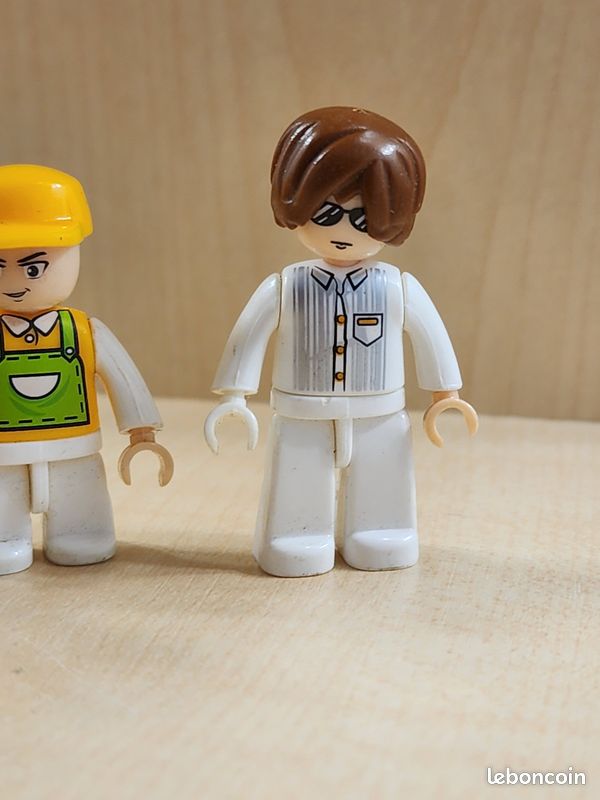 Lot de 4 figurines type Lego - femme foulard, ouvrier casquette jaune, homme costume noir lunettes, homme gilet blanc lunettes - plastique (image 4)