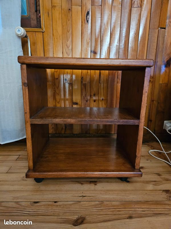 Petit meuble TV en bois massif sur roulettes (image 1)
