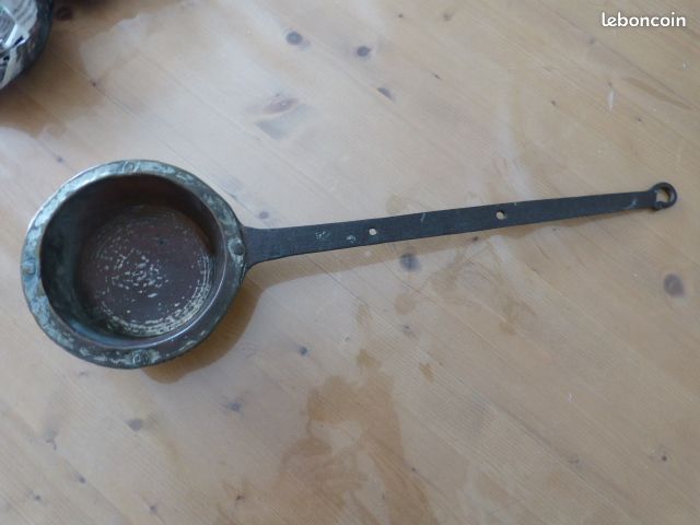 Récipient poêlon laiton très ancien avec long manche en acier et divers (image 4)