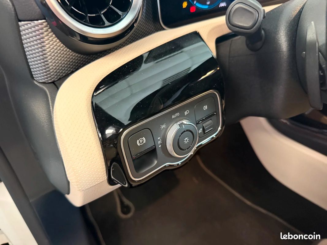 Mercedes-Benz CLASSE A Classe A 180 d 7G-DCT / APPLE CARPLAY / RÉGULATEUR / CAMÉRA / FAIBLE KM (image 37)