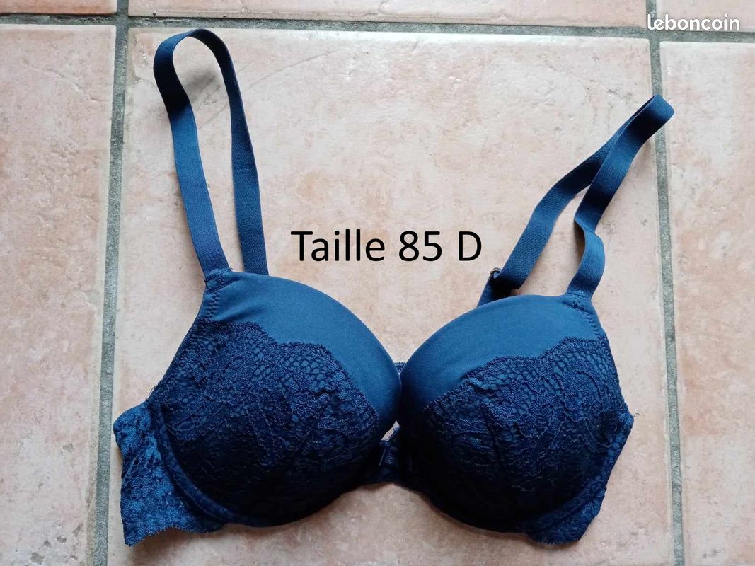 Soutien-gorge bleu marine en dentelle, Taille 85 D, marque Etam N
