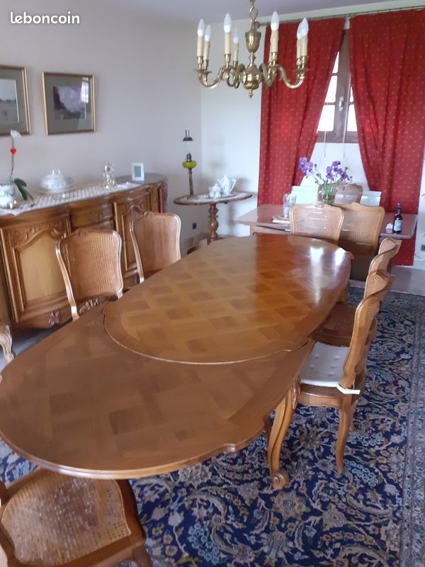 Table galbée en noyer (image 1)