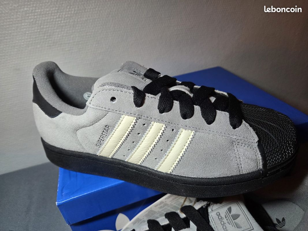 Adidas Superstar 2 grise Taille 39 1/3 Neuve - Chaussures