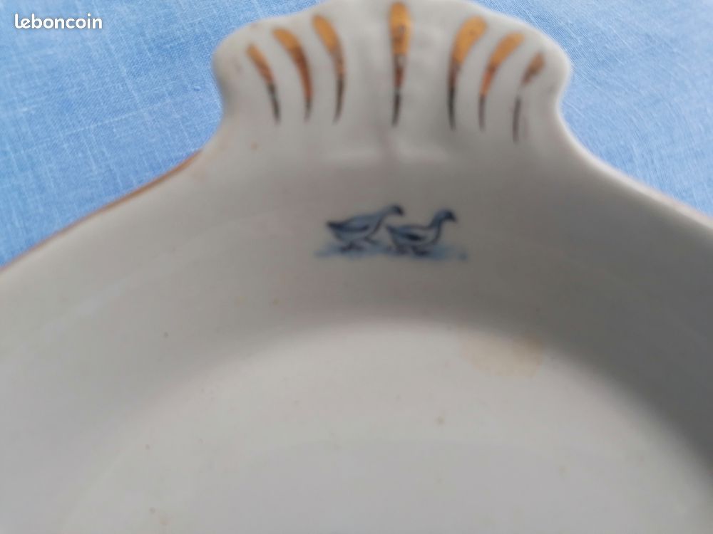 Petit Plat Ancien en Faïence Déco Bleu et Or La Gardienne d'Oies (image 5)