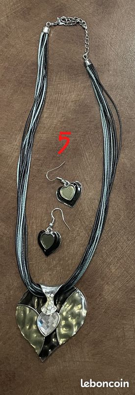 Collier sur fils noirs et gris et cœur sur plaque métal + boucles d’oreilles (image 1)