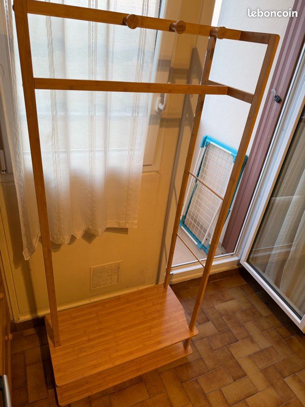 Portant vêtements en bois avec étagères – Style naturel (image 1)