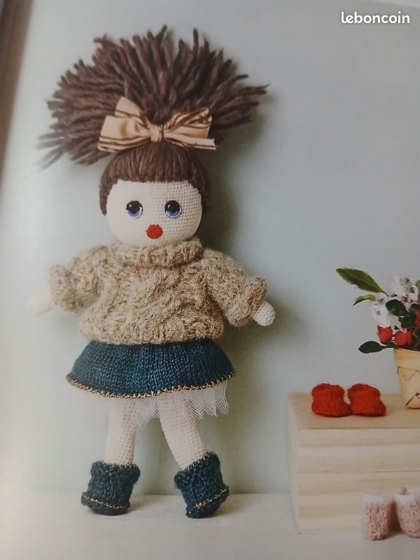 Livre crochet et couture "poupée Cerise et ses 12 panoplies"Neuf (image 4)