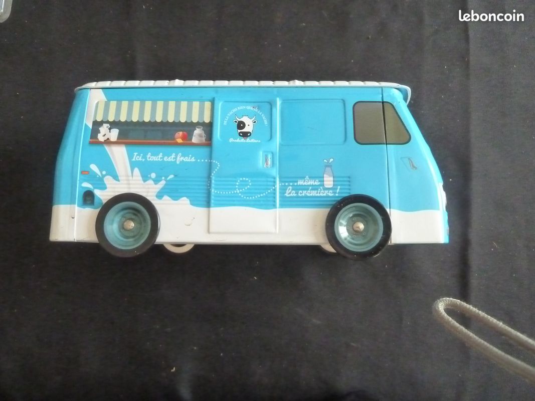 Ncienne boîte à gâteaux ou à biscuits en métal lithographié en forme de fourgonnette Peugeot J7 publicitaire sur le thème des produits laitiers (« De la vache, rien que de la vache  » (image 1)