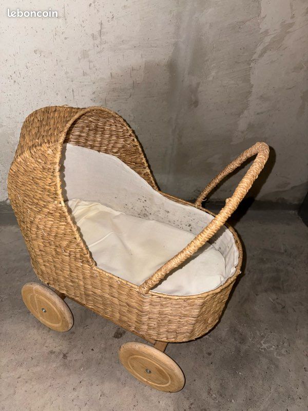 Landau décoratif ancien pour poupée en osier fait main - France Landau décoratif ancien pour poupée en osier fait main - France