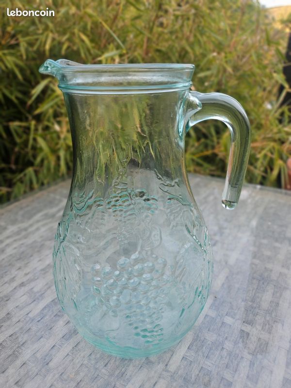 Pichet en verre moulé motifs grappes de raisins (image 1)