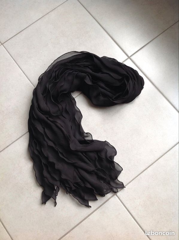 Foulard/Écharpe 
En excellent état 
4 (image 1)