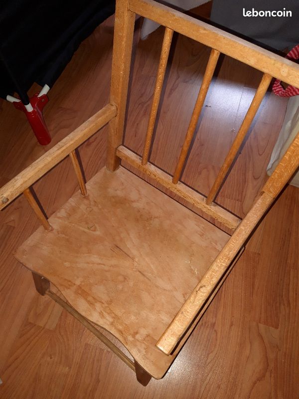 Chaise en bois (image 1)