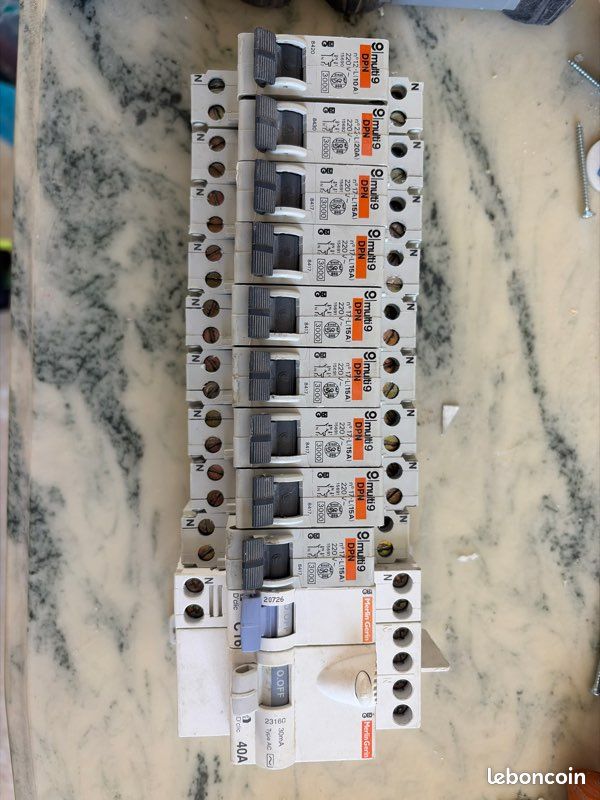 Disjoncteur électrique divers merlin gerin (image 1)