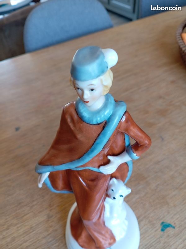 Figurine en faïence d’une femme des années folles avec son chat (image 2)