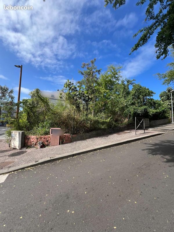 Terrain 444 m² · à L'Étang-Salé · 444 m² · 365 700 €