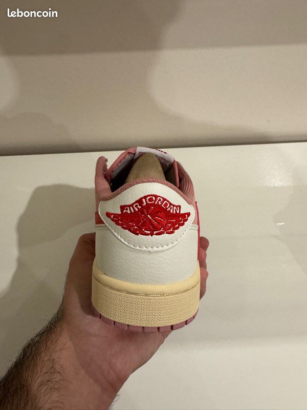 Nike Air Jordan 1 Travis taille 42 en parfaite état avec boîte (avaible with other size) (image 3)