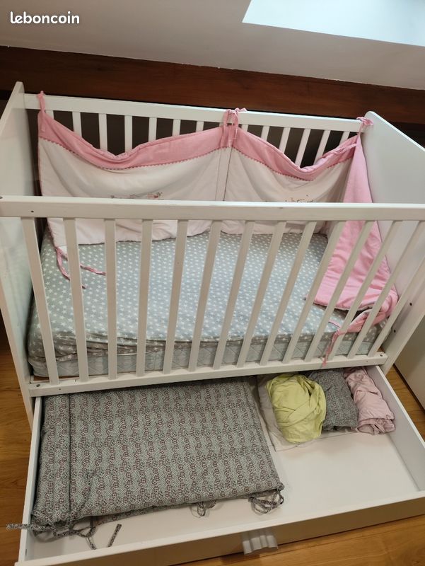 Lit bébé à barreaux avec tiroir + matelas anti-reflux + linge de lit – Très bon état (image 1)