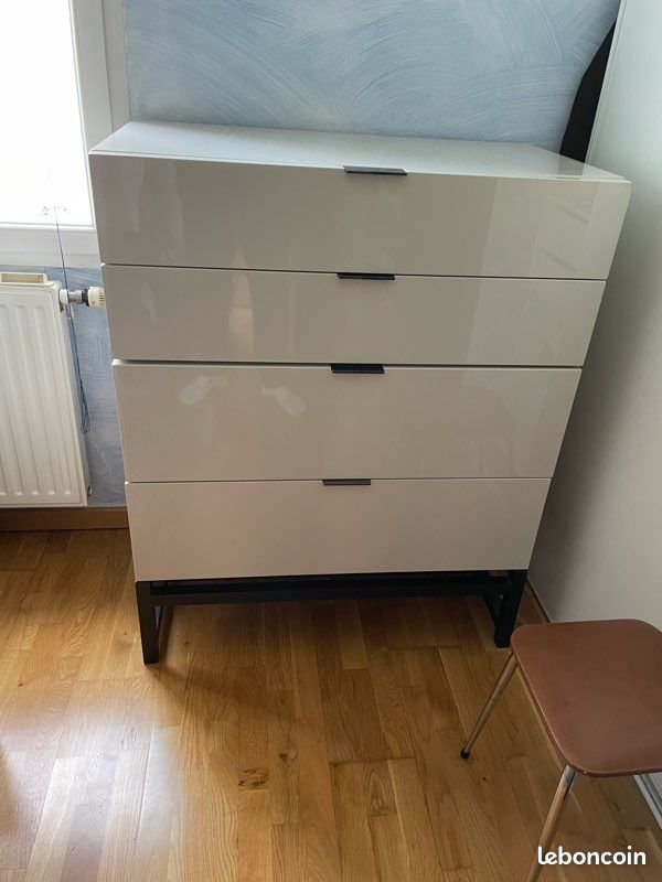Commode en fer (image 1)