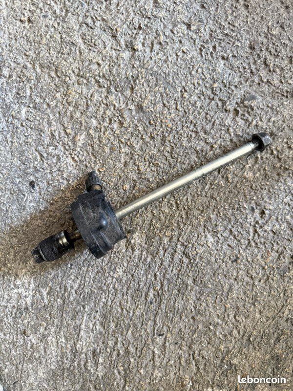 YAMAHA / MBK : axe de roue avant + entraîneur kilométrique Origine Booster Bw’s Stunt / 2004 - 2016 (image 1)