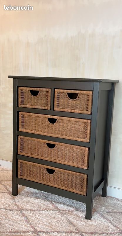 Chiffonnier/Commode en bois peint marron foncé avec 5 tiroirs en rotin – Design urbain, Boho chaleureux , belle présence (image 1)