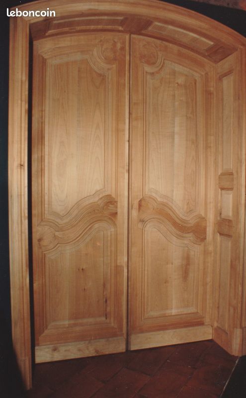 Double porte sculptées avec chambranle (image 2)