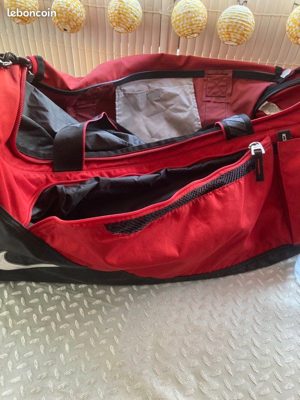 Grand Sac De Sport Type Duffle Bag Rouge - Occasion En Bon état, Polyester, Compartiments Multiples, Unisexe