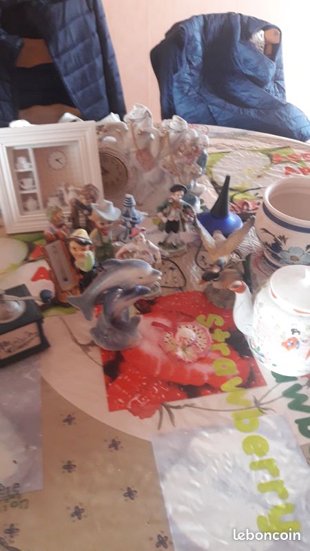 Vend uniquement en un lot nombreux petits objets et personnages hétéroclites en porcelaine et faience (image 4)