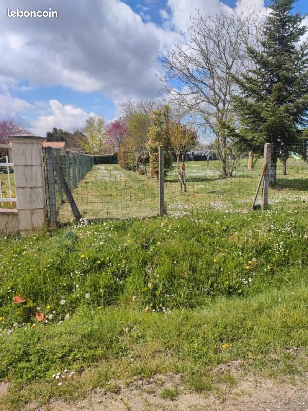 Terrain 1 800 m² Arveyres · 129 000 €