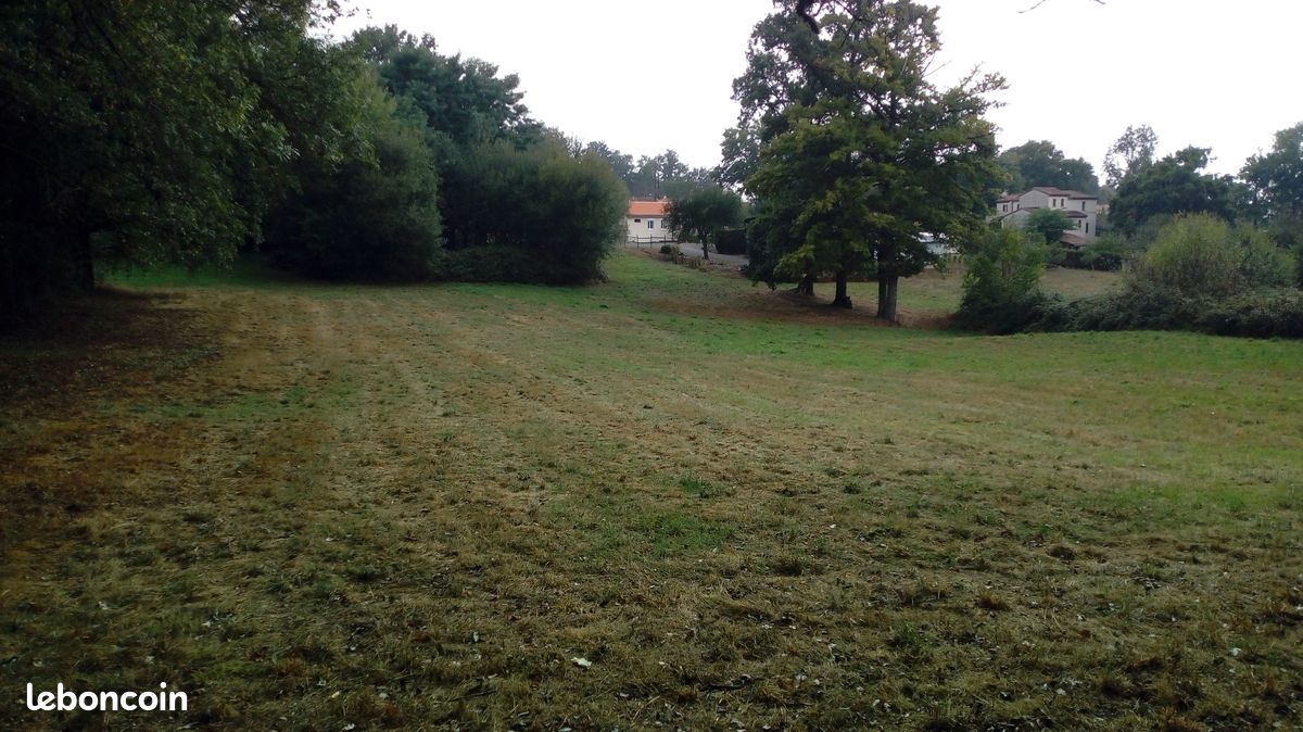 Terrain avec cu · à Exideuil-sur-Vienne · 18 000 €