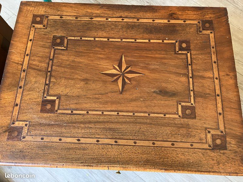 Paire de chevets anciens en bois massif avec décor en marqueterie (image 2)