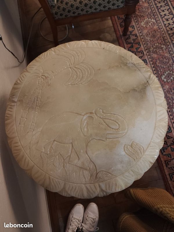 Petite table en albâtre (image 2)