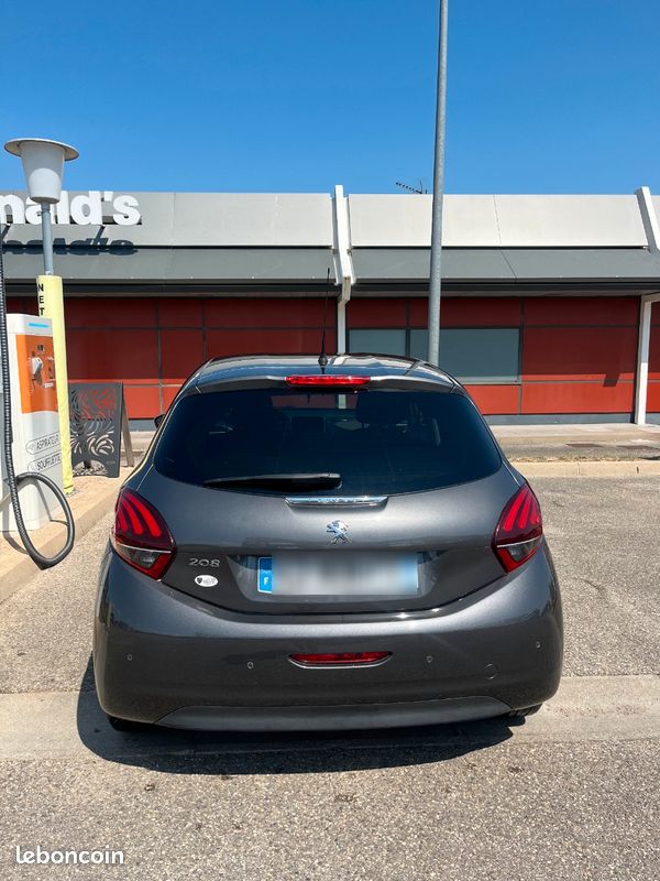 Peugeot 208 style (image 2)