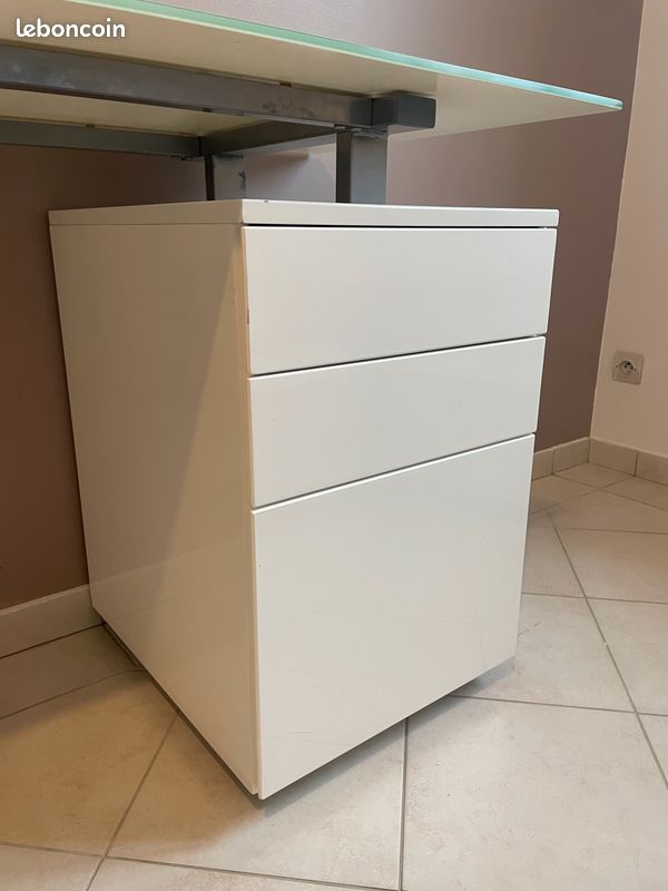 Bureau (image 2)