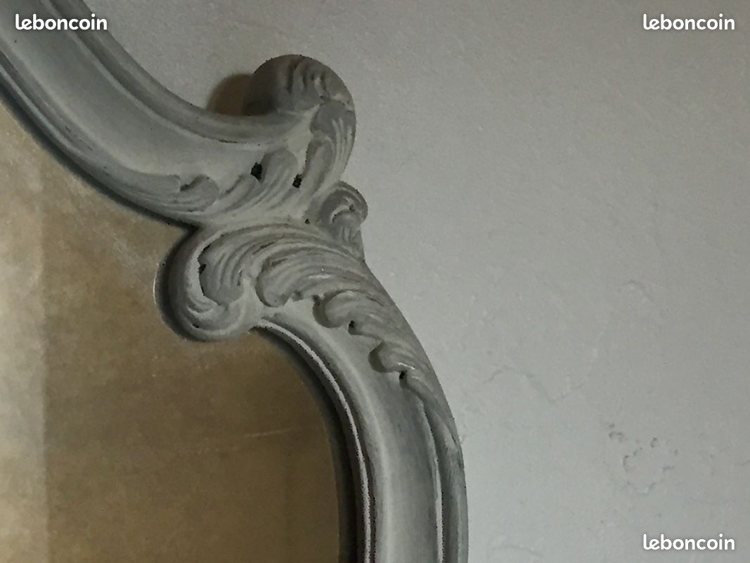 Ancien miroir orné en bois de style Shabby Chic, fronton coquille, finition blanc patiné, modèle du début de XXème siècle (image 5)