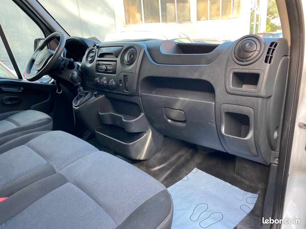 RENAULT MASTER 3 III F3300 L2 H2 Grand Confort 2L3 DCI 145 ch Galerie GPS chaîne de distribution 2019 Attelage (image 9)